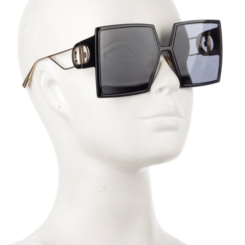 Oversized Black Square Sunglasses with Dark Lenses and Modern Design